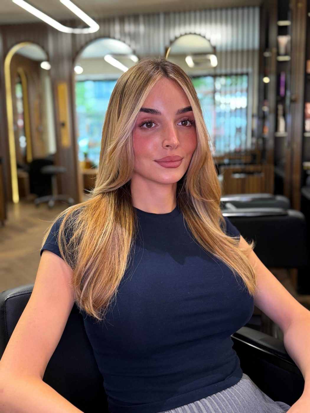 Kundin mit langer Haarverlängerung im Haarstudio Berlin
