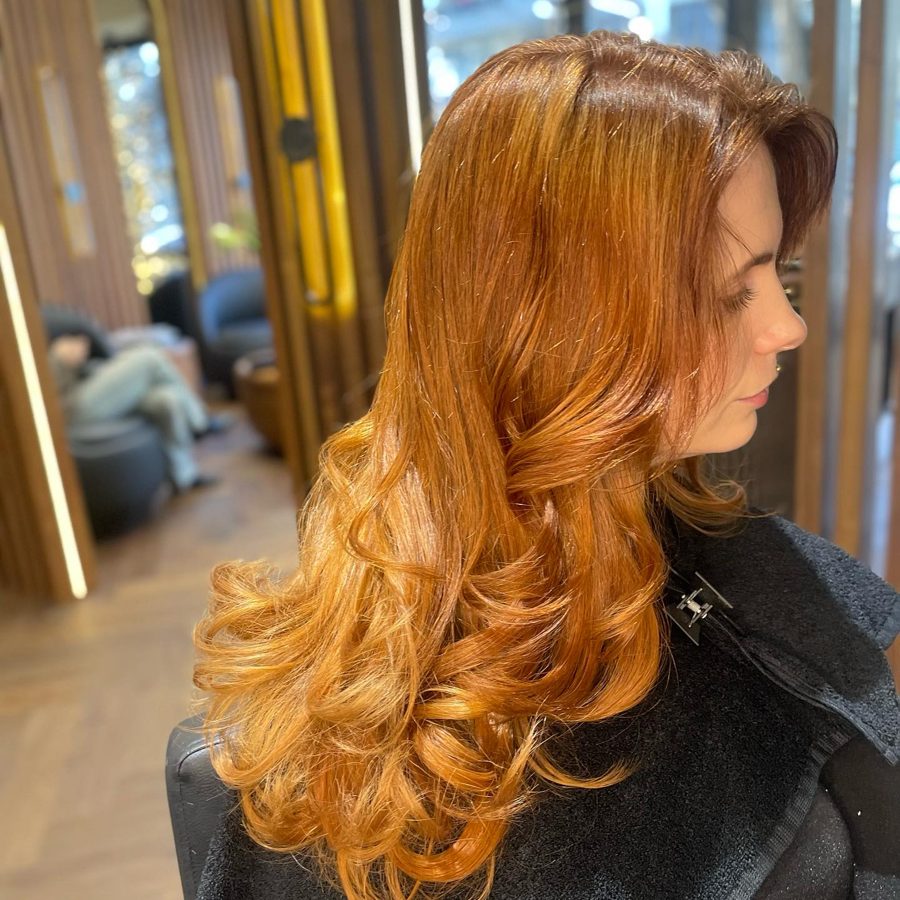 Kupferrote lange Haare nach einer Haarverlängerung