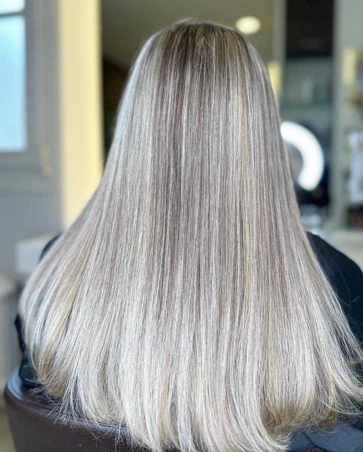 Lange silberblonde Haare nach dem Einnähen von Tressen